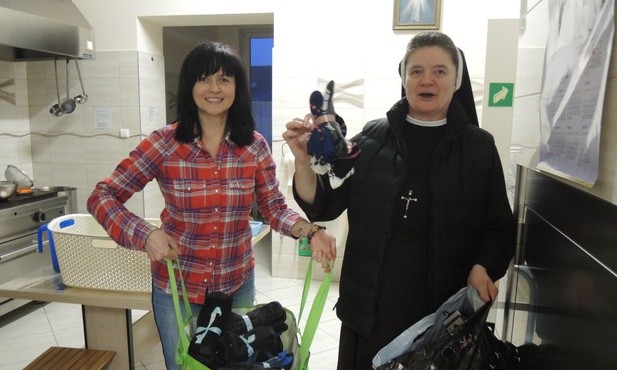 Ciepłe skarpetki były prezentem dla uczestników rekolekcji u sióstr serafitek