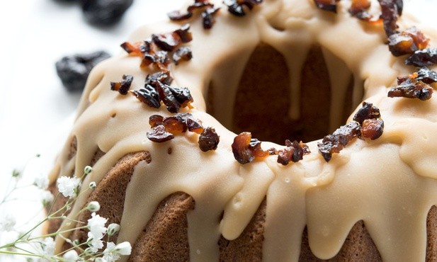 Babka rumowo-śliwkowa z polewą karmelowo-rumową