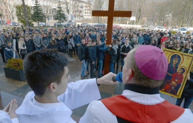 Młodzi w procesji ulicami Radomia przynieśli do katedry krzyż i ikonę Matki Bożej, wierne kopie symboli Światowych Dni Młodzieży