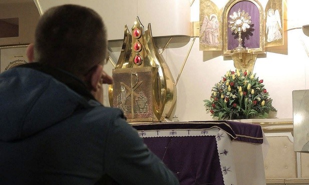 Do sobotniego wieczoru potrwa adoracja w ciszy w kościele NSPJ