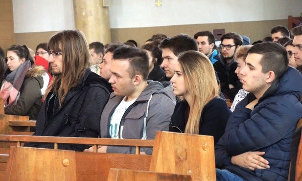 Młodzi w jezuickim kościele św. Andrzeja Boboli