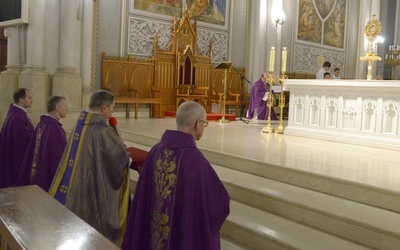 Adorację Najświętszego Sakramentu rozpoczął bp Henryk Tomasik, a potem podjął jeden z dyżurów w konfesjonale