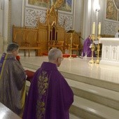 Adorację Najświętszego Sakramentu rozpoczął bp Henryk Tomasik, a potem podjął jeden z dyżurów w konfesjonale