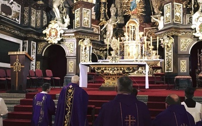 Biskup wystawił Najświętszy Sakrament i modlił się z wiernymi