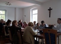 Uczestnicy podczas jednej z konferencji, na zdjęciu o. Zdzisław