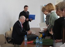 Prof. Piotr Jaroszyński podpisywał swoje książki. Ks. Wojciech Wojtyła był uczniem prof. Jaroszyńskiego