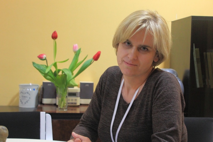 Justyna Janiszewska podkreśla, że spotkania nie służą temu, aby uczestnik zapomniał o stracie, ale nauczył się żyć w zmienionych warunkach 