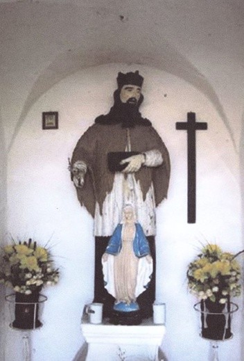 Rzeźba św. Jana Nepomucena w kapliczce w Nowym Szwarocinie