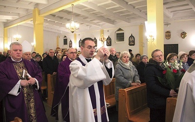 Uroczysta procesja wejścia na początku liturgii.