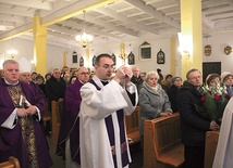 Uroczysta procesja wejścia na początku liturgii.