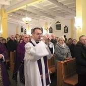 Uroczysta procesja wejścia na początku liturgii.