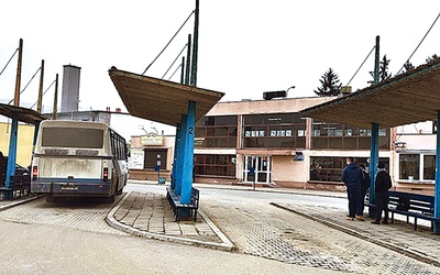 Stan dworca autobusowego w Płońsku, podobnie  jak w innych miejscowościach, pozostawia wiele do życzenia.  Teraz dodatkowo grozi mu, że będzie stał pusty.