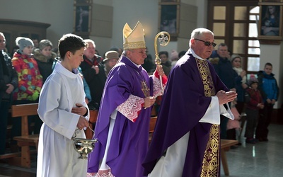 Bp Edward Janiak podczas uroczystości w szczyrkowskim kościele.