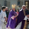 Bp Edward Janiak podczas uroczystości w szczyrkowskim kościele.