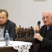 Bp Tadeusz Pieronek i reżyser filmu w jeleśniańskim GOK-u.