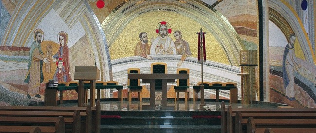 Mozaika o. Marka Ivana Rupnika SJ  (2016 r.) w prezbiterium kościoła św. Józefa Robotnika w Tarnowskich Górach.