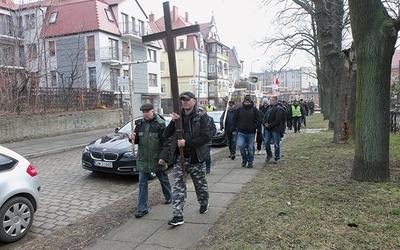 ▲	Wielu panów zabrało ze sobą swoje własne krzyże. Niektóre widoczne, niektóre nie.