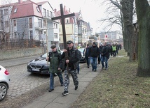 ▲	Wielu panów zabrało ze sobą swoje własne krzyże. Niektóre widoczne, niektóre nie.