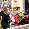 Oprawę liturgii przygotowała grupa Dzieci Maryi z parafii werbistów.