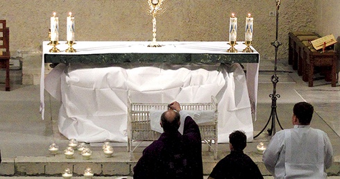 ▲	Po Eucharystii przyszedł czas na adorację Najświętszego Sakramentu – modlitwę przebłagalną.