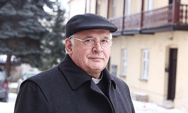 ▲	– Choć zmieniły się czasy, w sprawach, którym poświęciła swoje życie kandydatka na ołtarze, chyba nie zmieniło się nic. Wiemy, z jakimi problemami borykają się w naszych czasach służba zdrowia i chorzy – mówi kapłan.