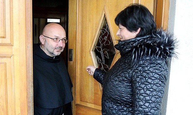 O. Bogdan Kocańda i Wanda Biernat ze wspólnoty Talitha Kum – uczestniczka ewangelizacji „od drzwi do drzwi” w Rychwałdzie.