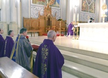 Adorację Najświętszego Sakramentu rozpoczął bp Henryk Tomasik, a potem podjął jeden z dyżurów w konfesjonale.