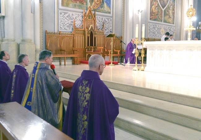 Adorację Najświętszego Sakramentu rozpoczął bp Henryk Tomasik, a potem podjął jeden z dyżurów w konfesjonale.