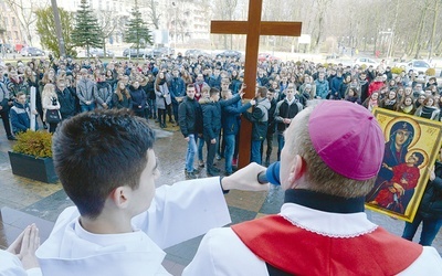 Ostatniego dnia przed radomską katedrą uczestników rekolekcji powitał bp Piotr Turzyński.