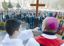 Ostatniego dnia przed radomską katedrą uczestników rekolekcji powitał bp Piotr Turzyński.