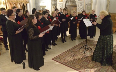 Kameralny Chór Mieszany im. bp. Jana Chrapka poprowadziła Maria Czarnecka-Cieślak.