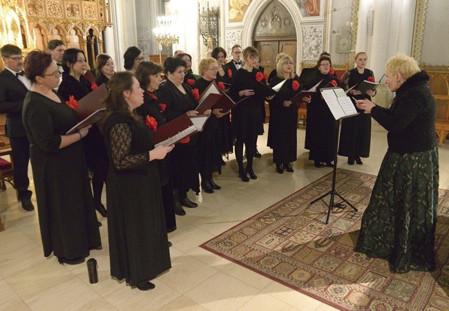 Kameralny Chór Mieszany im. bp. Jana Chrapka poprowadziła Maria Czarnecka-Cieślak.