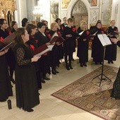 Kameralny Chór Mieszany im. bp. Jana Chrapka poprowadziła Maria Czarnecka-Cieślak.