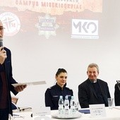 Ks. Dariusz Frydrych powitał zebranych i prelegentów.  Od lewej: Ewa Jaworska, ks. Marek Dziewiecki i Marian Łakomski.