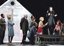 Tajemniczy przybysz Darryl hipnotyzuje swoją osobowością mieszkańców Eastwick.