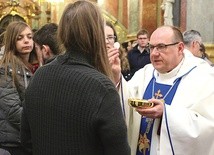 Maturzyści chętnie przystępowali do sakramentu pokuty i pojednania, by potem w pełni uczestniczyć w Eucharystii.