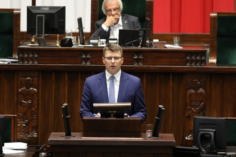 Min. Warchoł: Zmienione zostaną przepisy dotyczące obrazy uczuć religijnych