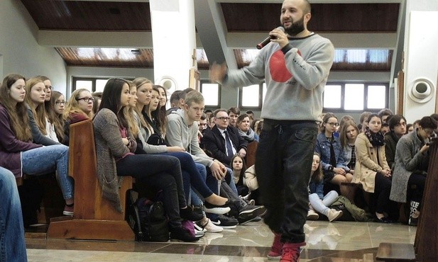 Raper Arkadio opowie o swoim nawróceniu i życiu wiarą w Jezusa podczas Duchowej rEwolucji w Oświęcimiu