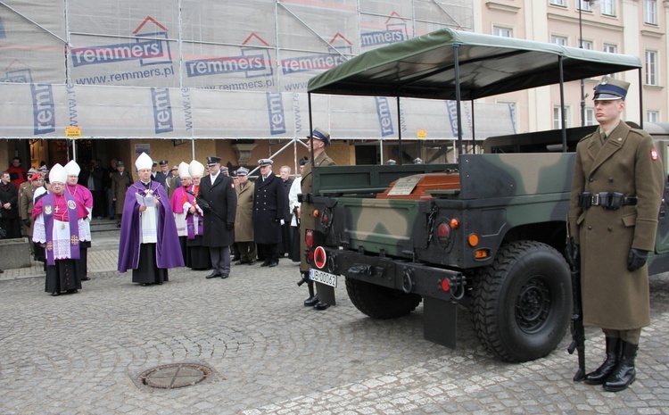 Pogrzeb abp S. Galla w katedrze polowej