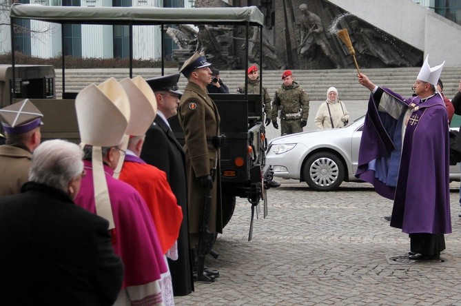 Pogrzeb abp S. Galla w katedrze polowej