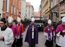 Kondukt pogrzebowy przeszedł z bazyliki archikatedralnej do katedry Polowej przy ul. Długiej