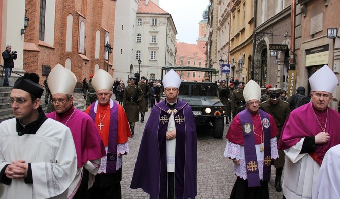 Kondukt pogrzebowy przeszedł z bazyliki archikatedralnej do katedry Polowej przy ul. Długiej