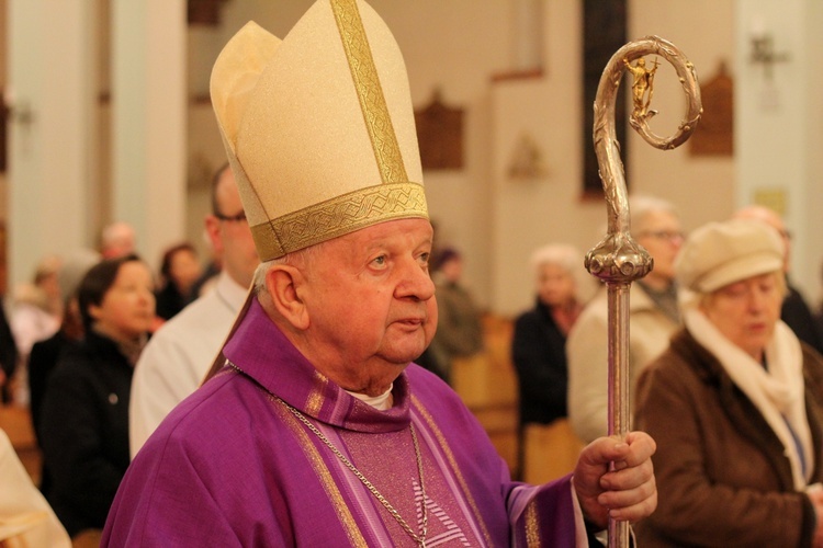 Kard. Dziwisz na Mszy św. stacyjnej w kosciele św. Jana Chrzciciela w Krakowie