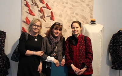 Prof. Hanna Wojdała-Markowska (w środku) z prof. Ritvą Jaaskelainen (z lewej) oraz prof. Jenni Liisą Yliniva z University of Lapland,Department of Textilie and Clothing in Rovanieni w Finlandii