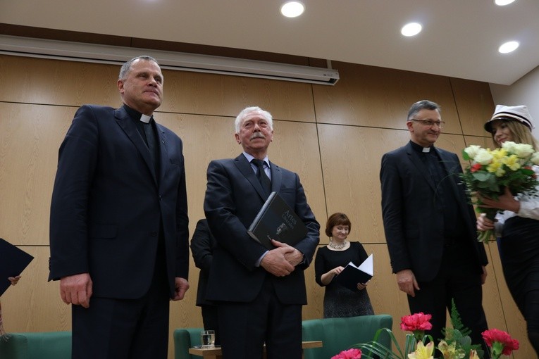 Uroczyste wręczenie Księgi Jubileuszowej prof. Leszkowi Mądzikowi