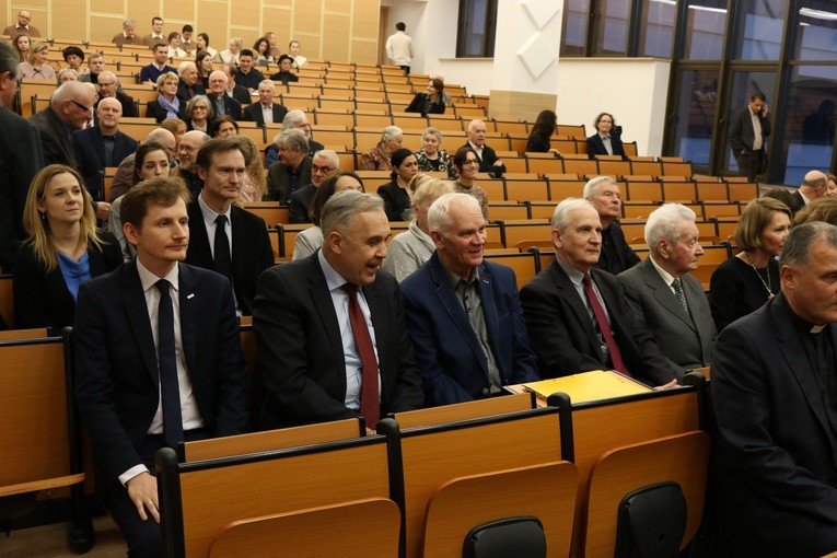 Uroczyste wręczenie Księgi Jubileuszowej prof. Leszkowi Mądzikowi