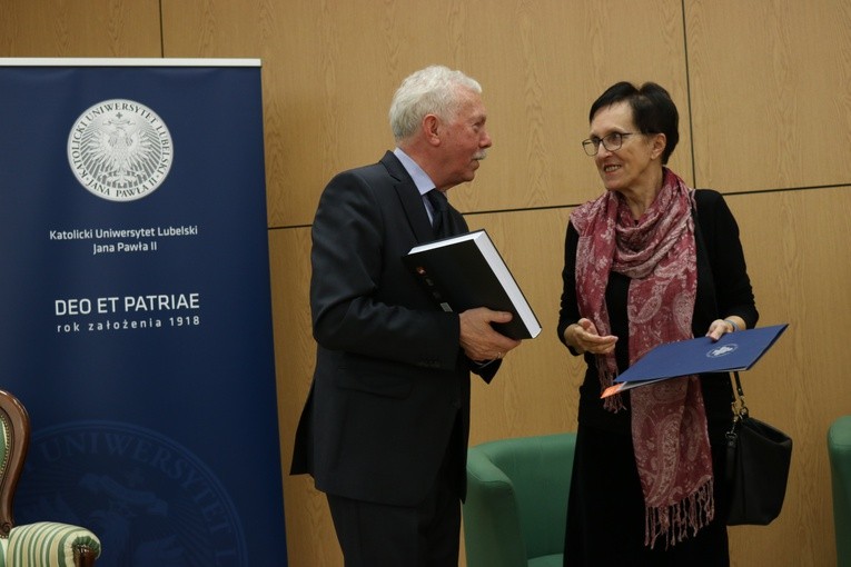 Uroczyste wręczenie Księgi Jubileuszowej prof. Leszkowi Mądzikowi