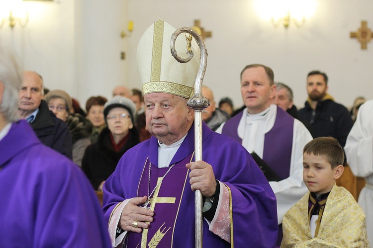 Kard. Dziwisz na Mszy św. stacyjnej w kościele Matki Bożej Różańcowej w Krakowie-Piaskach Nowych