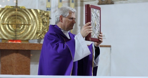 Kard. Dziwisz na Mszy św. stacyjnej w kościele Matki Bożej Różańcowej w Krakowie-Piaskach Nowych