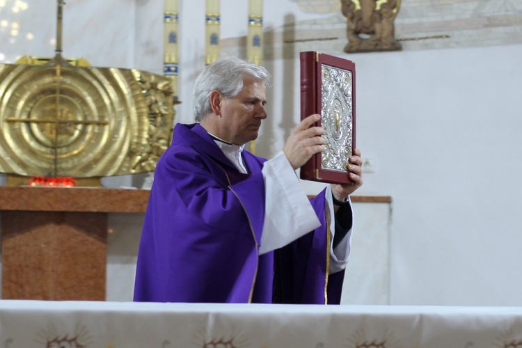 Kard. Dziwisz na Mszy św. stacyjnej w kościele Matki Bożej Różańcowej w Krakowie-Piaskach Nowych